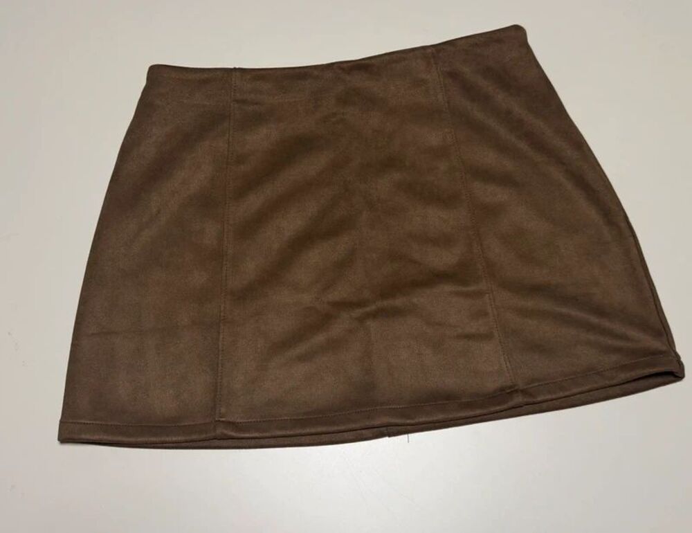 Lulumari faux suede size medium mini skirt NWOT